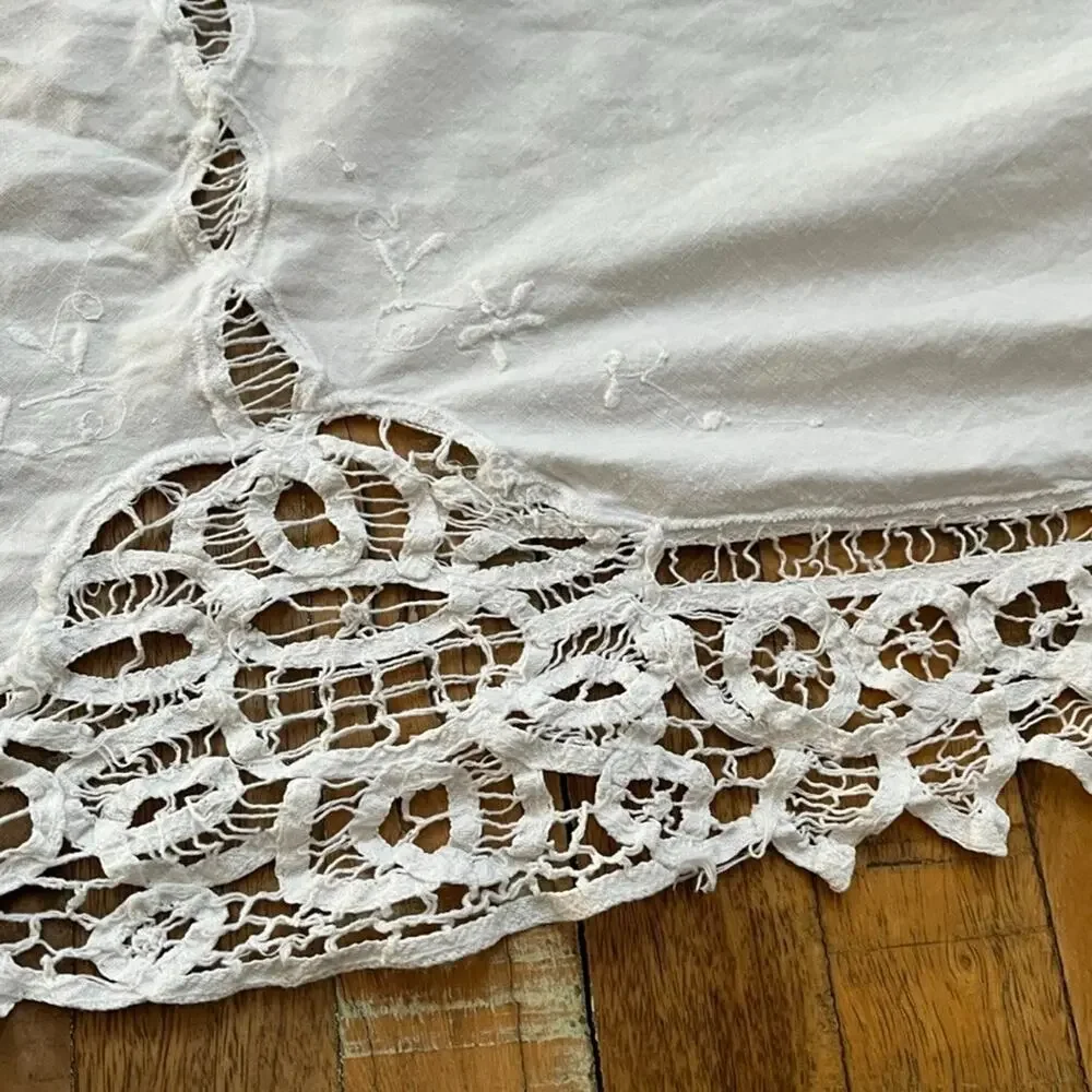 Vintage White Floral Lace Cut Out Corner Tablecloth 61